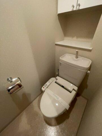 温水洗浄便座付きのトイレです