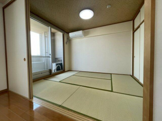 リビングと一体利用可能な和室です