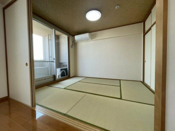 リビングと一体利用可能な和室です