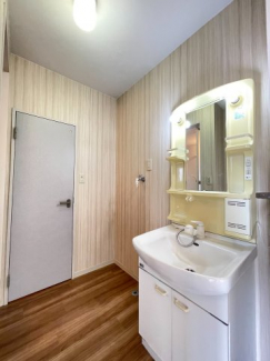 シャワー付きなので寝ぐせ直しに助かります！