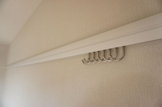 壁にフックがあり帽子もかけれます！