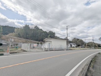 県道沿いの立地です