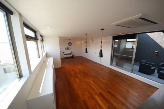 広々二階リビングに青空バルコニーも一体に活用できます