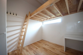 一階5帖の洋室、ロフト付き