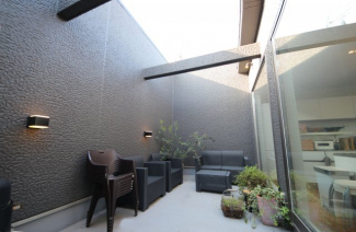 外から見えないバルコニーはリビングの延長空間としても活躍