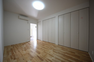 1階にある約8.1帖のサービスルーム（納戸扱い）