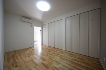 1階にある約8.1帖のサービスルーム（納戸扱い）