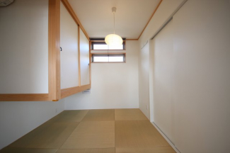 二階4.5畳の和室、吊り収納もあります