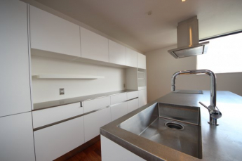 たっぷり収納付きのアイランドキッチン