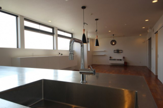 アイランドキッチンシンクからリビングの眺め