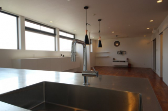 アイランドキッチンシンクからリビングの眺め