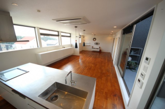 バルコニー出入口からアイランドキッチンなめのリビング別角度