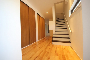 目隠し収納ですっきりした玄関付近