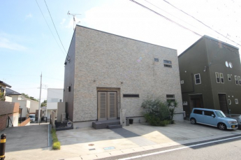 別日撮影、建物外観