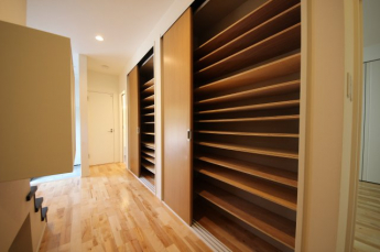 各部に収納があり、荷物の多いご家族も安心です。