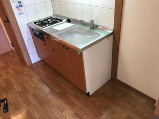 横に冷蔵庫、背面に食器棚置けます