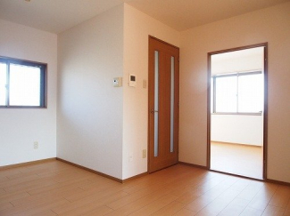 明るい色調の室内です