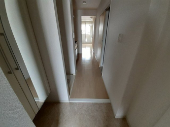 収納もある玄関です