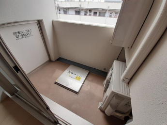 外からの目が気にならないバルコニーで洗濯物が干せます