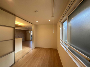 明るい色調の室内です