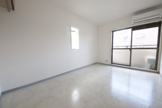 ゆったり過ごせる居間です