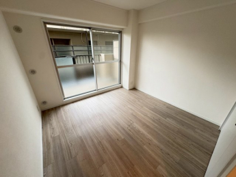 落ち着いた色調の洋室です