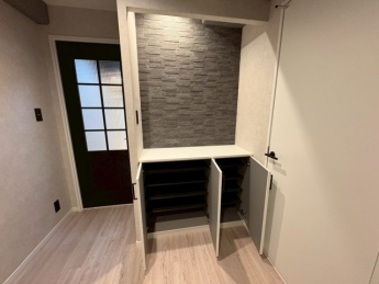 収納もある玄関です