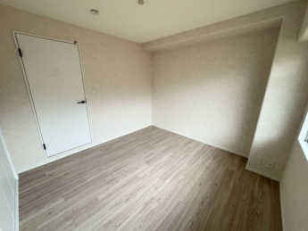 落ち着いた色調の洋室です