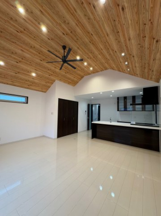 天井が高くて広々19帖のリビングは是非内覧してください