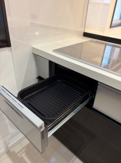 ビルトインIHクッキングヒーターはグリルパン付きでお料理もしやすいですね