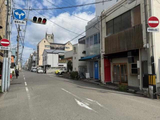 前面道路は松山市道となり、幅員８．１ｍの通り沿いです！焼肉大