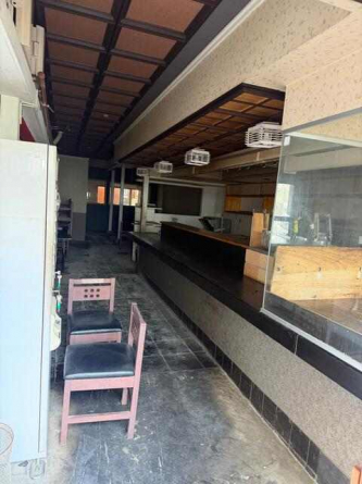 客席数はカウンター８席、テーブル４席×３で約２０席ほどです！