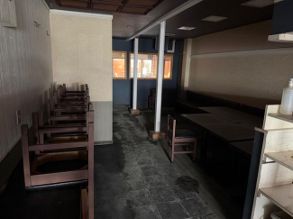 客席数はカウンター８席、テーブル４席×３で約２０席ほどです！