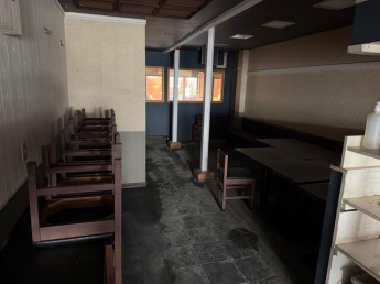 客席数はカウンター８席、テーブル４席×３で約２０席ほどです！