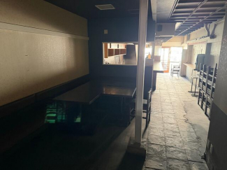 客席数はカウンター８席、テーブル４席×３で約２０席ほどです！