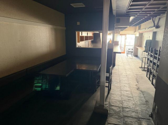 客席数はカウンター８席、テーブル４席×３で約２０席ほどです！