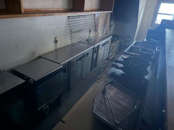 残置物扱いにはなりますが、厨房器具やシンクなどもございますの