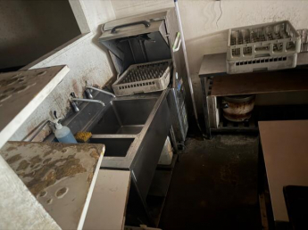 残置物扱いにはなりますが、厨房器具やシンクなどもございますの