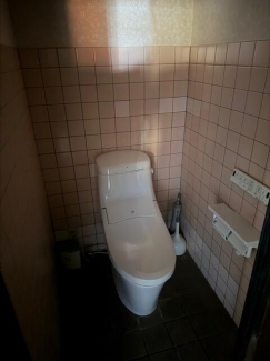 １階飲食店テナント部分のトイレは１つのみですが、洋式となって