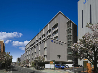 一般財団法人永頼会松山市民病院まで451m