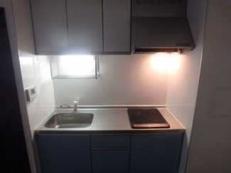 窓があり明るいキッチンです