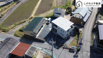 4LDK
駐車8台可！
角地
敷地　約187坪！
敷地内に倉庫あり