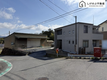 4LDK
駐車8台可！
角地
敷地　約187坪！
敷地内に倉庫あり