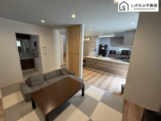 採光良好なリビングは、ご家族の憩いの空間。居心地の良い快適な安らぎの場所にもなりそうです。