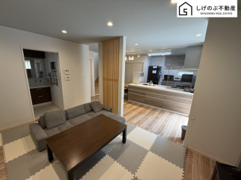 採光良好なリビングは、ご家族の憩いの空間。居心地の良い快適な安らぎの場所にもなりそうです。