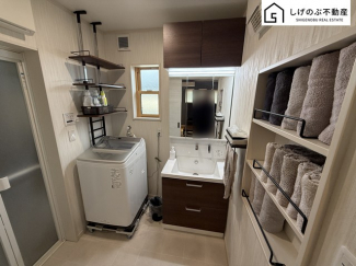 明るく清潔感溢れるサニタリースペース。毎日使う場所だからこそ、快適な空間となっております。