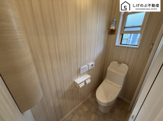 換気にも配慮した窓付きのトイレスペースとなっています。