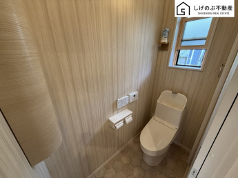 換気にも配慮した窓付きのトイレスペースとなっています。