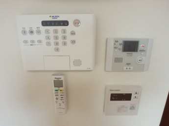 セキュリティー会社契約有り。TVモニター付きドアフォン