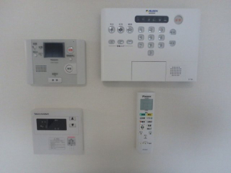 セキュリティー会社契約有り。TVモニター付きドアフォン